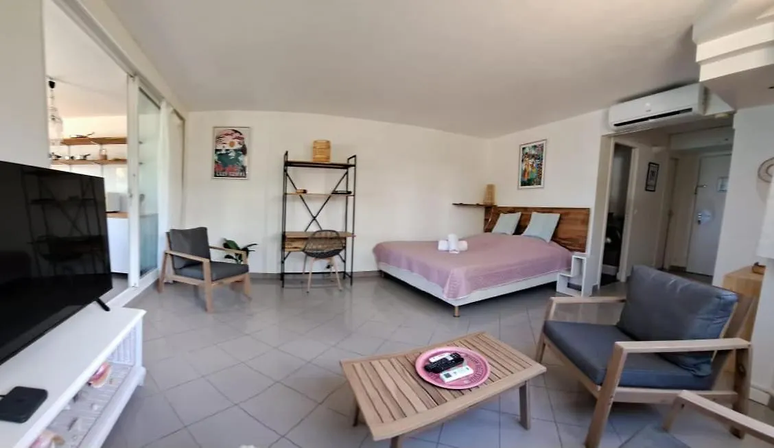 Apartment F1 Vue Mer, Acces Plage, En Centre-Ville Le Gosier
