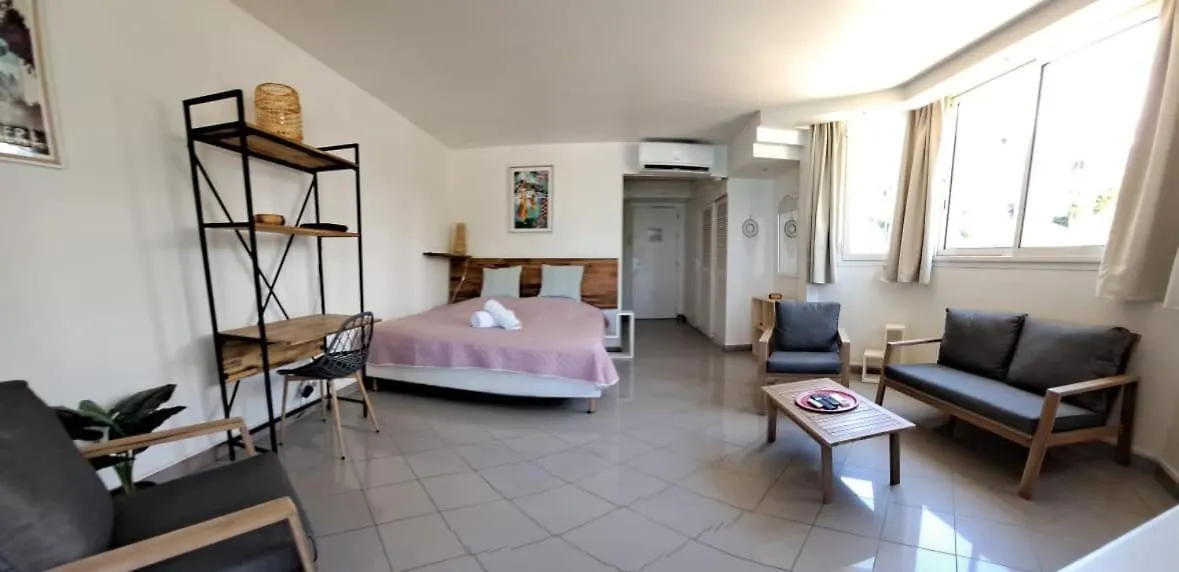 Apartment F1 Vue Mer, Acces Plage, En Centre-Ville Le Gosier